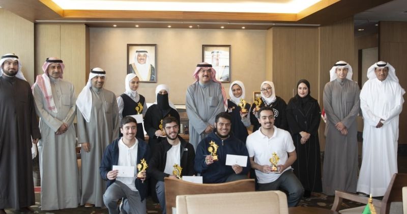 الوزير متوسطاً طلبة الفريقين الفائزين بالمسابقة