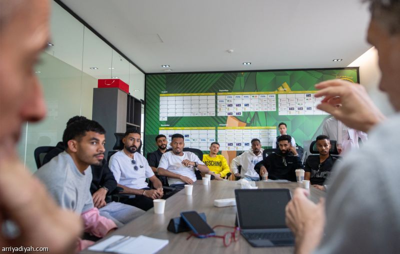 «الأخضر» يجتمع مع لاعبي النصر