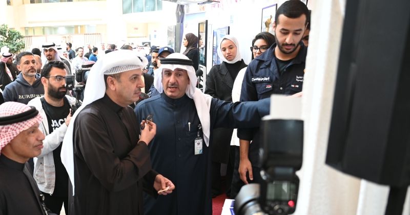 المخيزيم والزامل خلال جولتهما في المعرض