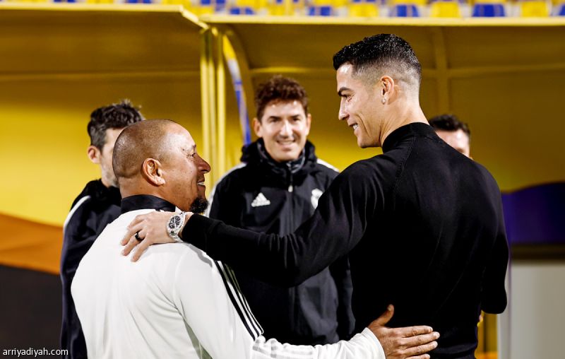 روبرتو كارلوس: اعتزال رونالدو ممنوع.. سيلعب ولو بساق واحدة