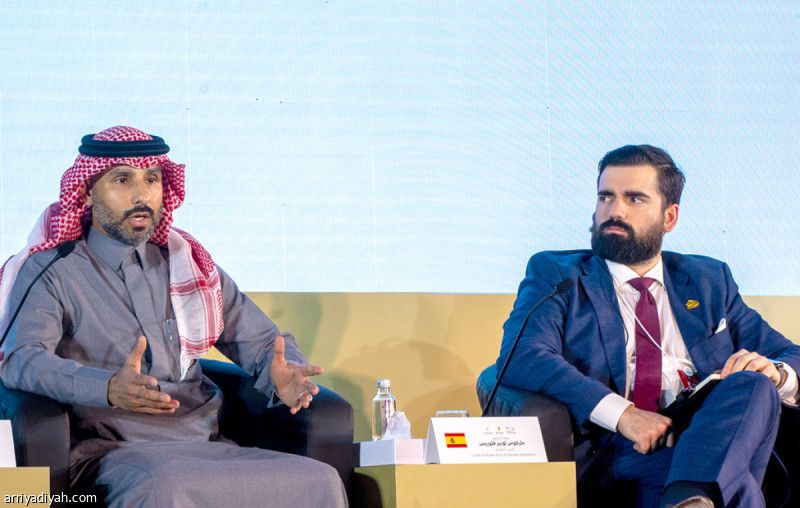 الشهري يشارك في قمة الرياضة البحرينية