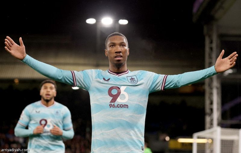 بيرنلي ينعش آماله في البقاء