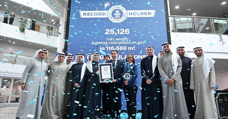 طلبة «GUST» يدخلون «غينيس» بأكبر لوحة فسيفساء لعلم الكويت