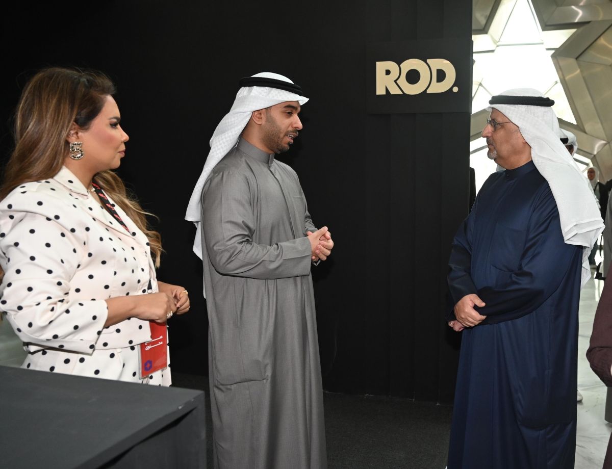 الزميل عبدالله القلاف يشرح للوزير عن منصة «ROD» وإلى جانبه الزميلة روان المرزوق