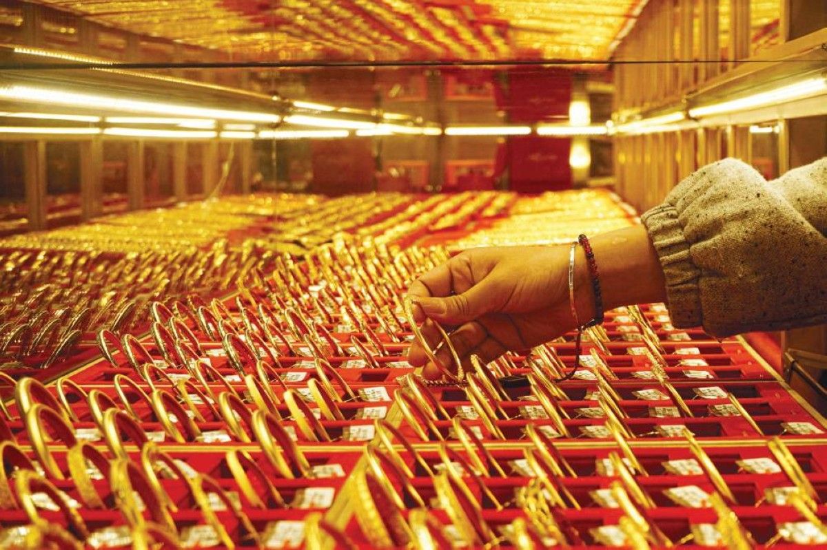 عقود الذهب والفضة تعزز مكاسبها