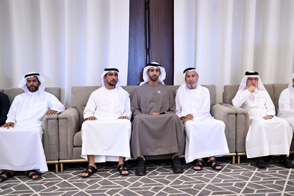 مكتوم بن محمد يعزي في وفاة عبدالمجيد صديقي