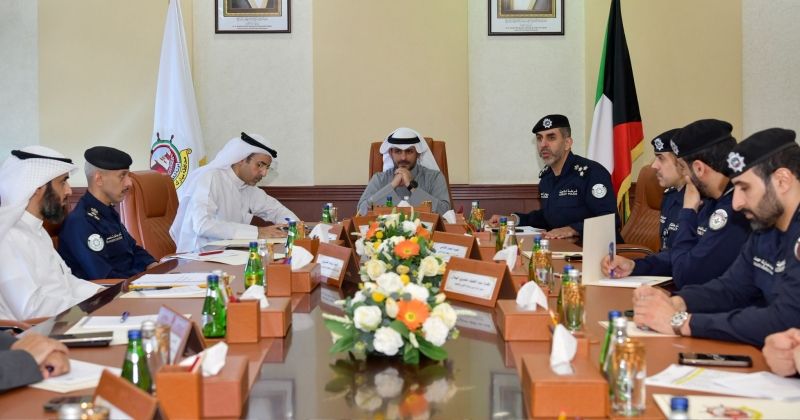 المحافظ خلال اجتماعه بممثلي الجهات الحكومية