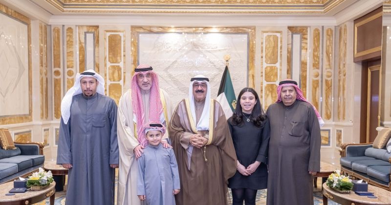 سمو الأمير يستقبل أسرة شهيد الواجب خالد الشرف