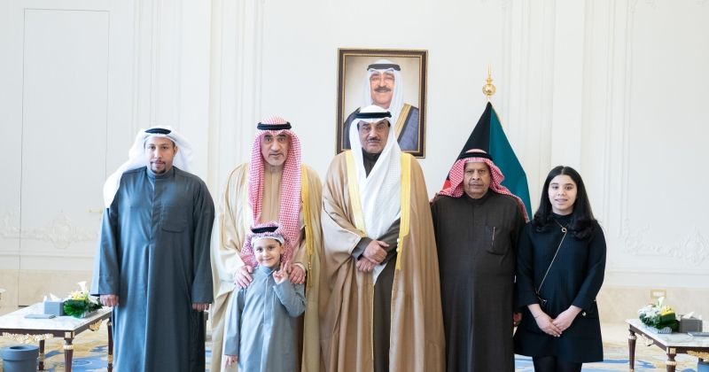 سمو ولي العهد يستقبل أسرة شهيد الواجب خالد الشرف