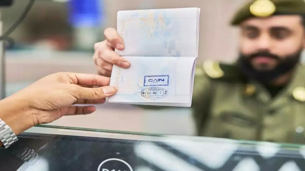 رسمياً: السعودية تفجر مفاجأة صادمة - 12 فئة محظورة مدى الحياة من دخول المملكة... هل أنت منهم؟