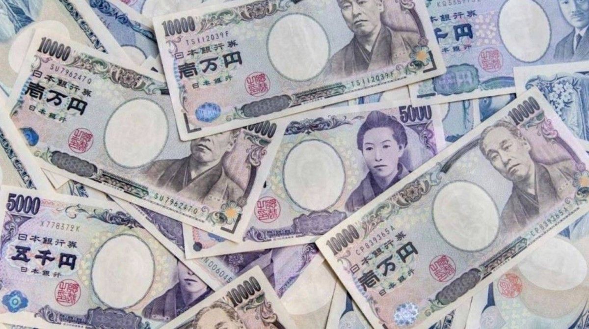 الين يتراجع والدولار مستقر وسط تقييم توقعات خفض الفائدة الأمريكية