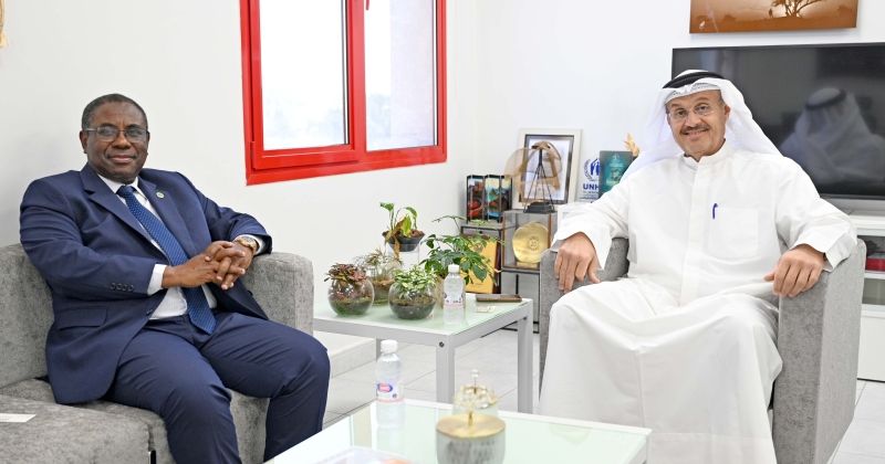 رئيس تحرير «الراي» مستقبلاً سفير تنزانيا (تصوير نايف العقلة)