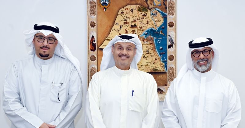 الزميل رئيس التحرير متوسطاً المعوشرجي والعبوه