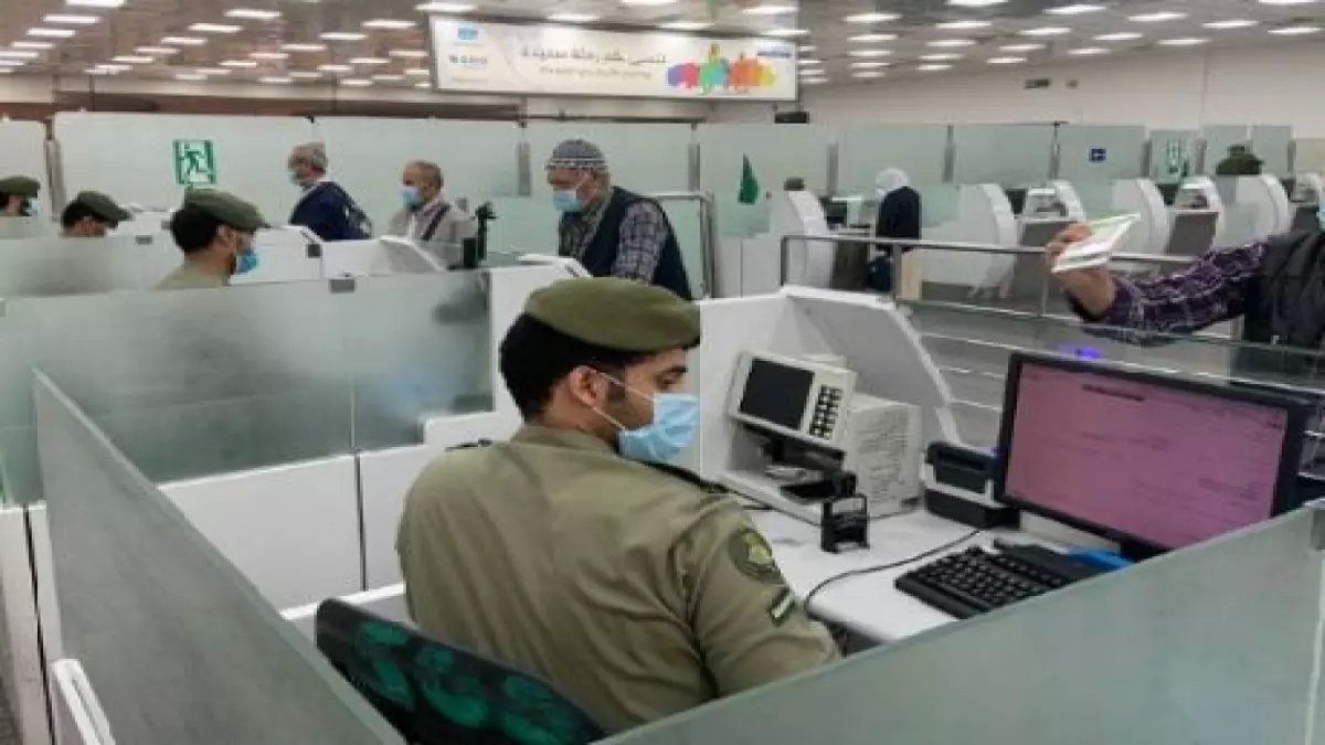 الجوازات السعودية تعلن إيقاف تأشيرة خروج والعودة لكل من لم يستوفي هذه الشروط!