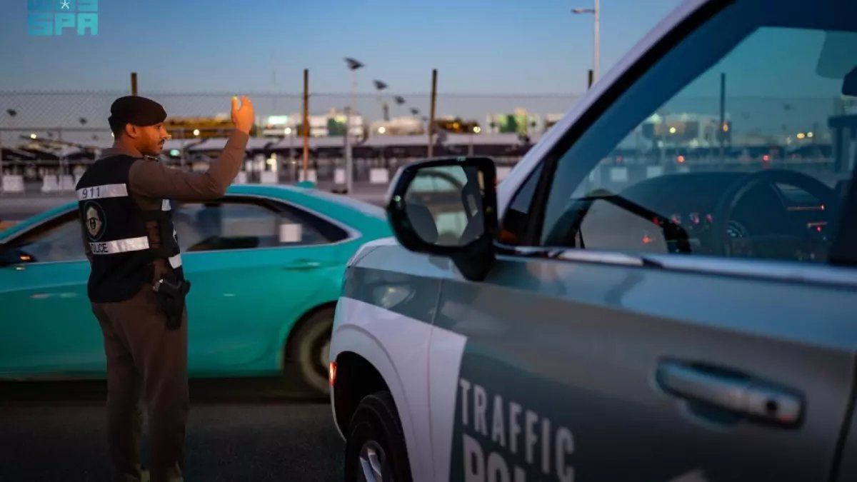 رسمياً: السعودية توقف شركتي عمرة فوراً بسبب «فضيحة السكن» معتمرون مصريون في الشارع!