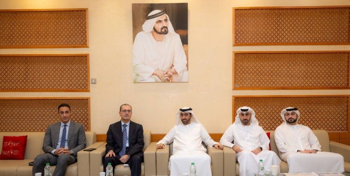 القنصل المصري في دبي يزور وحدة الصحف ومركز الأخبار بمؤسسة دبي للإعلام