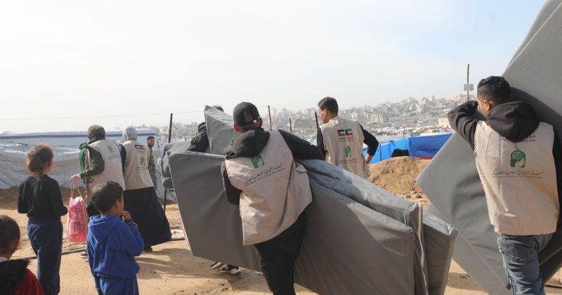 «الهيئة الخيرية»: 900 أسرة نازحة في قطاع غزة استفادت من مشروع «قلوب دافئة»