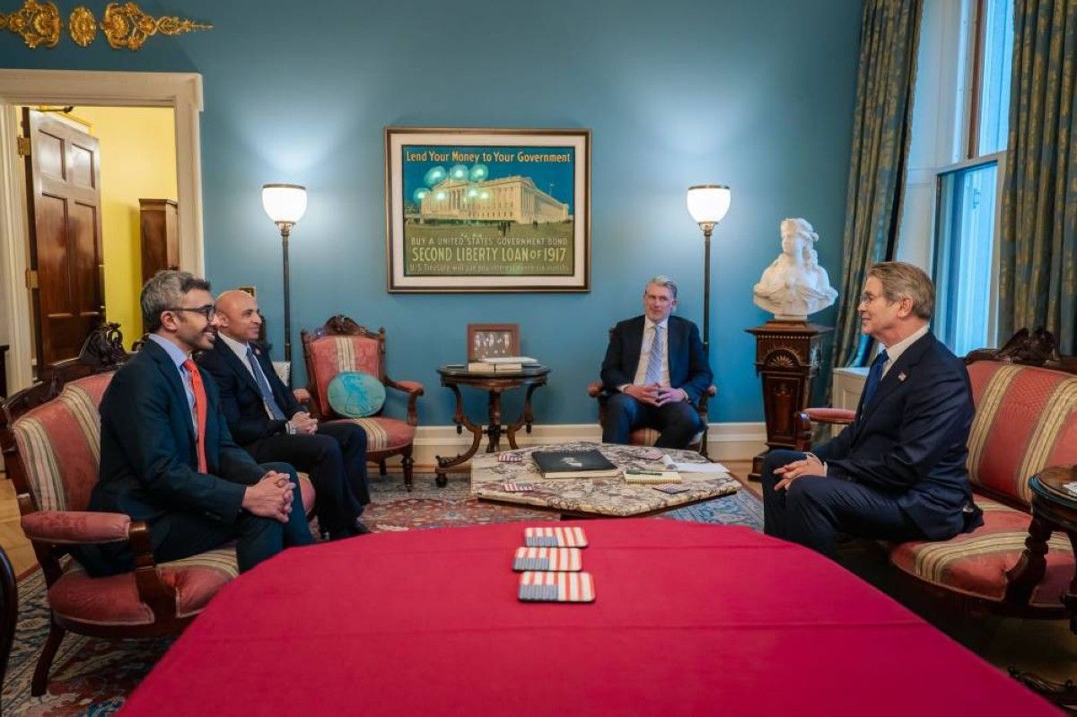 عبدالله بن زايد يلتقي وزير الخزانة الأمريكي في واشنطن