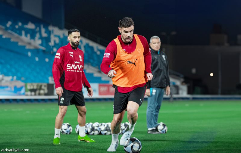 ثيو يدخل حسابات الهلال في «كلاسيكو» الاتحاد