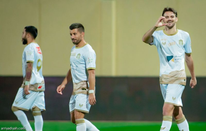 غاب طويلا عن الانتصارات.. الرياض يحتفل بهزيمة الخلود