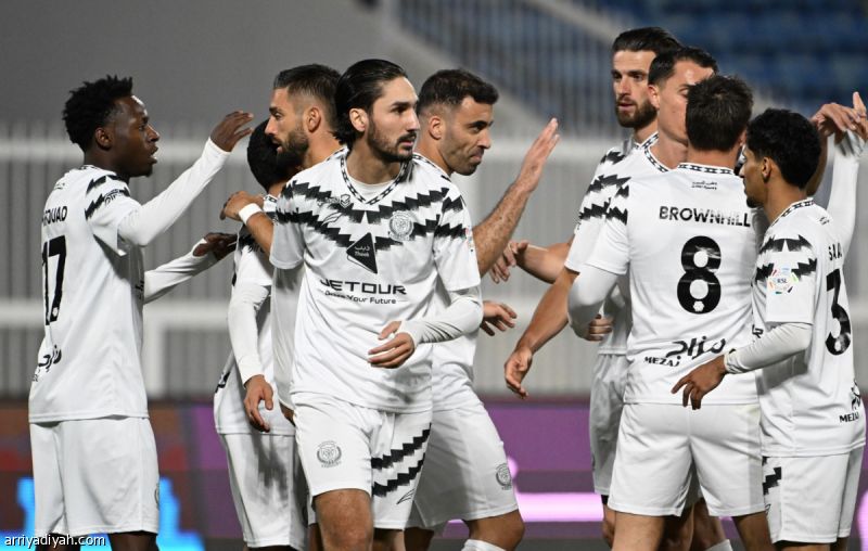 هدية الليوث.. الشباب يمنح زكري أول انتصار على ضمك