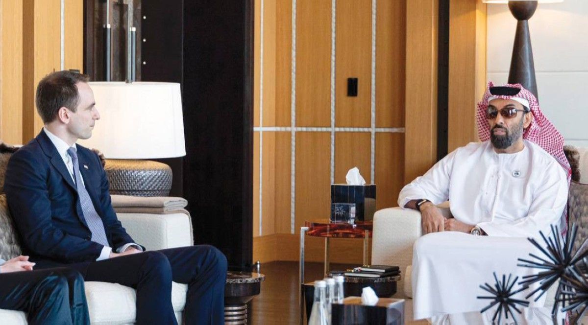 طحنون بن زايد يبحث ومايكل كراتسيوس مستجدات الذكاء الاصطناعي