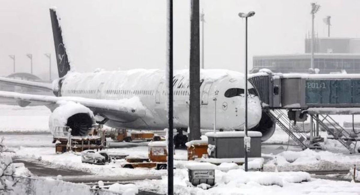 الثلوج تجبر مئات الركاب على المبيت داخل طائراتهم في مطار ميونخ