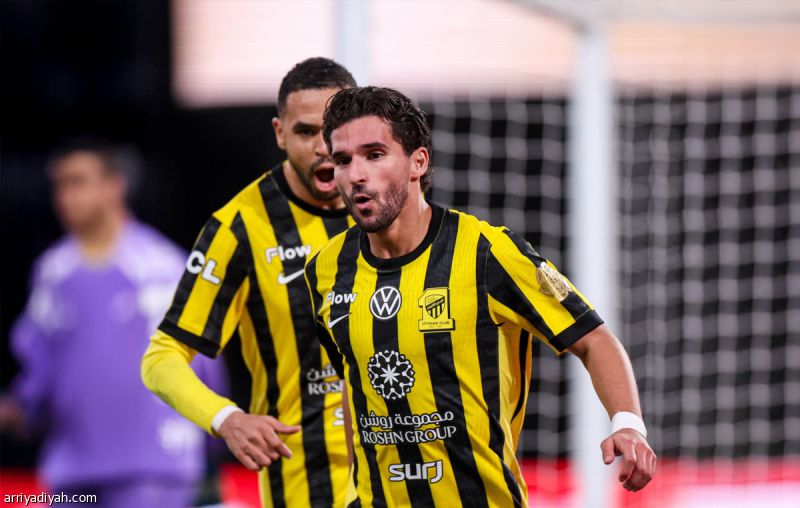 بالنتيجة المفضلة.. الاتحاد يتحدى النقص ويقهر الهلال ويهدي النصراويين الصدارة