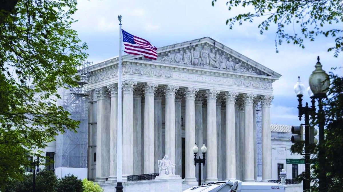 حكم المحكمة العليا الأمريكية بشأن الرسوم يفاقم ضبابية الأسواق ويضغط على الدولار