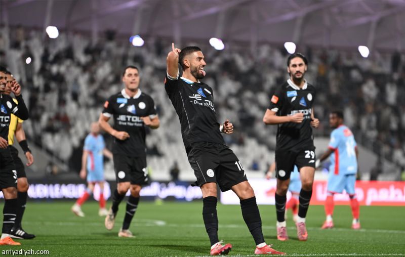 بثلاثية الرياض.. بن زكري يكتب أفضل الانطلاقات