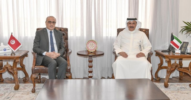 محمد المناعي خلال استقباله سفير تونس