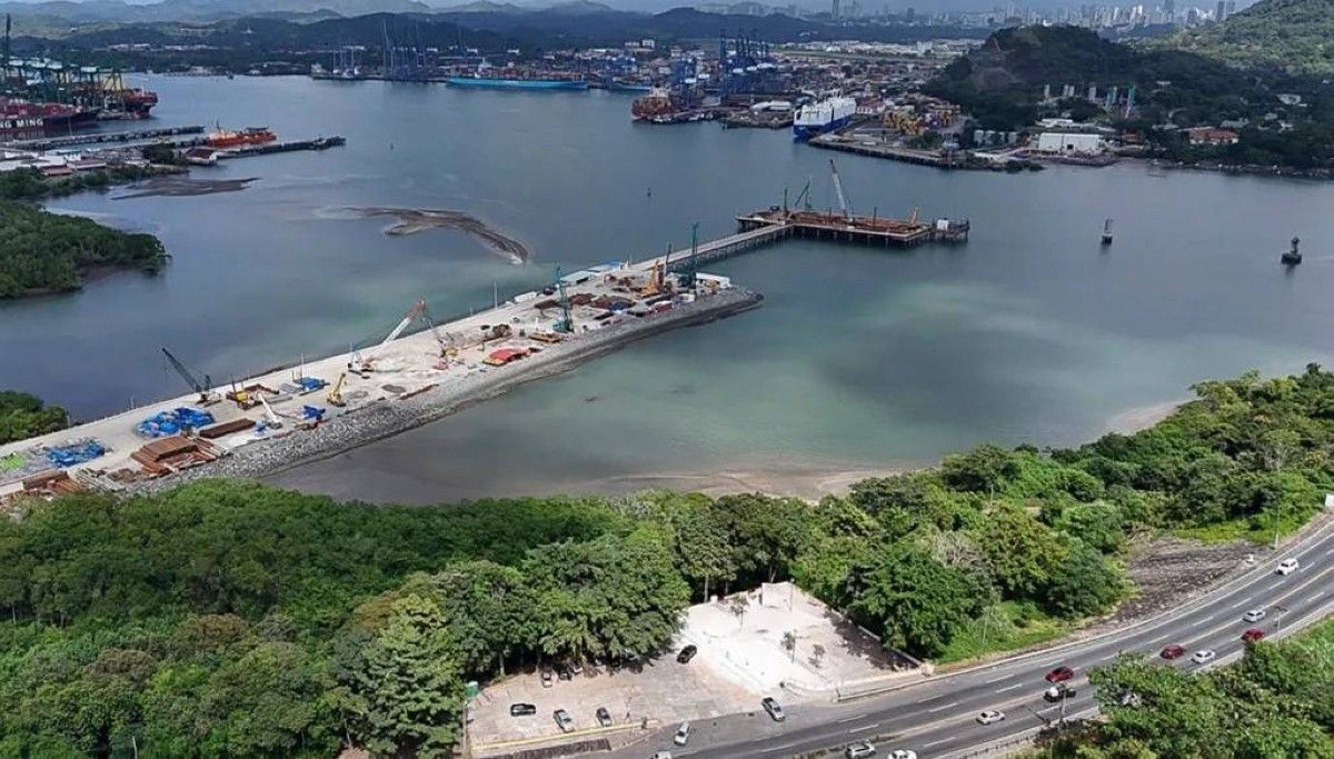 بنما تستولي على ميناءين رئيسيين عند مداخل القناة