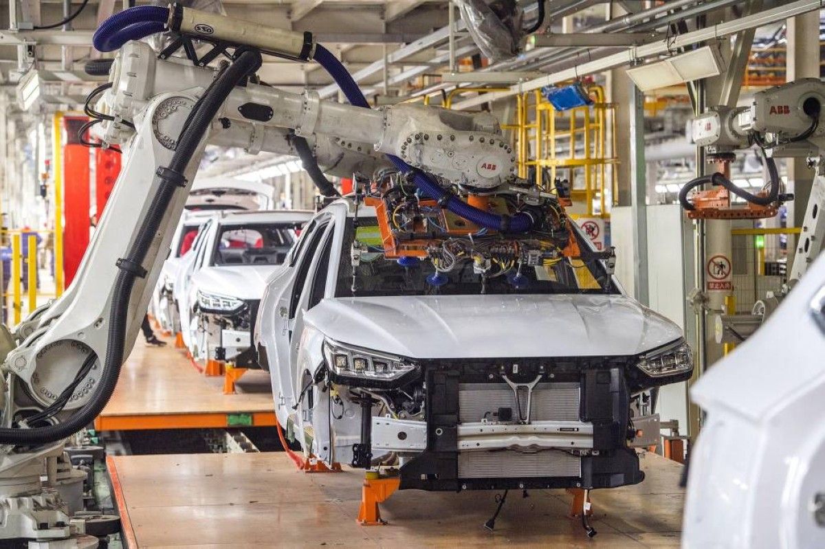 قاهر تيسلا.. مصنع في الصين ينتج سيارة كل 60 ثانية