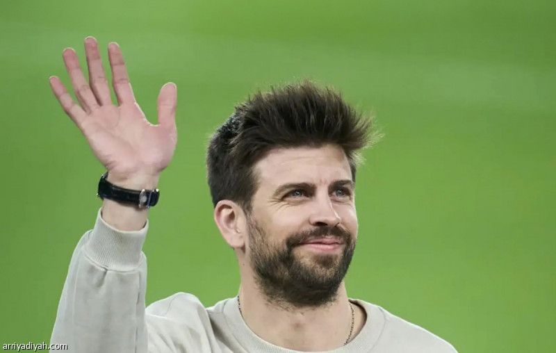 بيكيه يسخر من أربيلوا بلافتة مستفزة