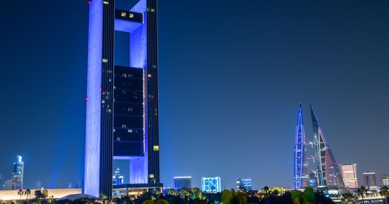 احتفاءً بأعياد الكويت الوطنية.. معالم ومبان رئيسية في البحرين تتشح باللون الأزرق