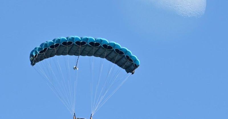 عروض مبهرة لـ «المظليين»