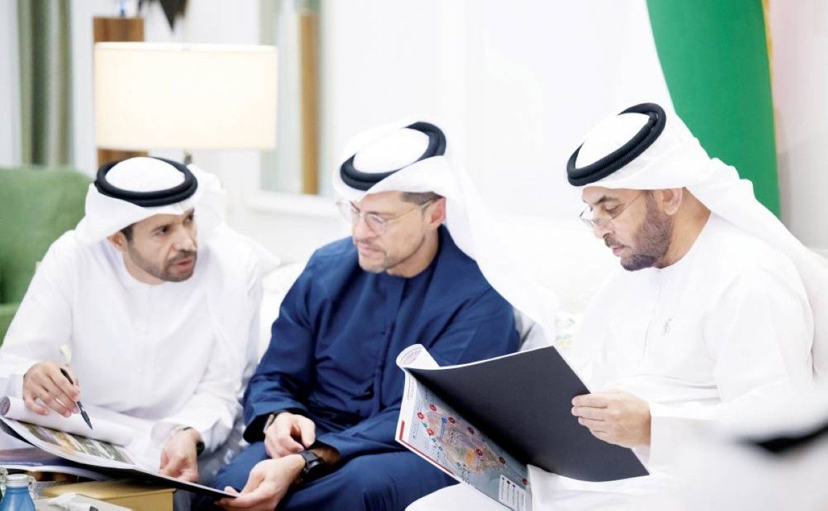 حمدان بن زايد يؤكد أهمية مواصلة تنفيذ المشاريع بأعلى معايير الجودة والكفاءة والاستدامة