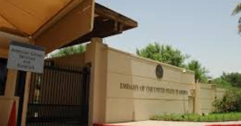 السفارة الأميركية بالكويت تدعو رعاياها للبقاء في المنازل