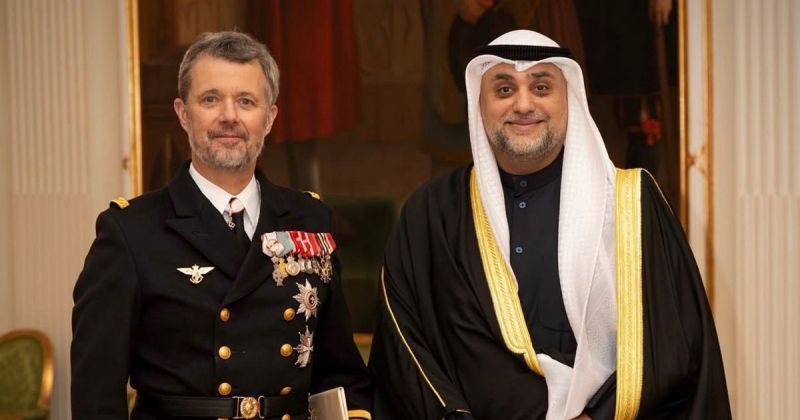 الملك فريدريك العاشر مستقبلاً السفير محمد حياتي