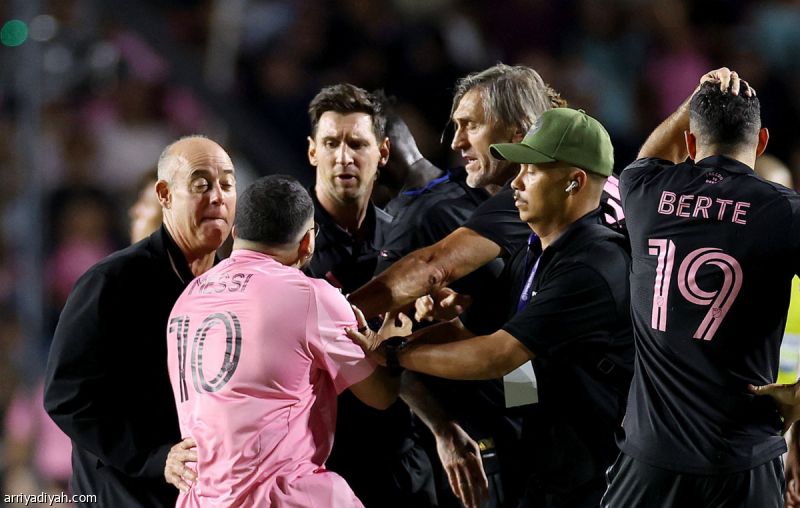 الجماهير تقتحم الملعب.. ميسي يسقط في ليلة الفوضى