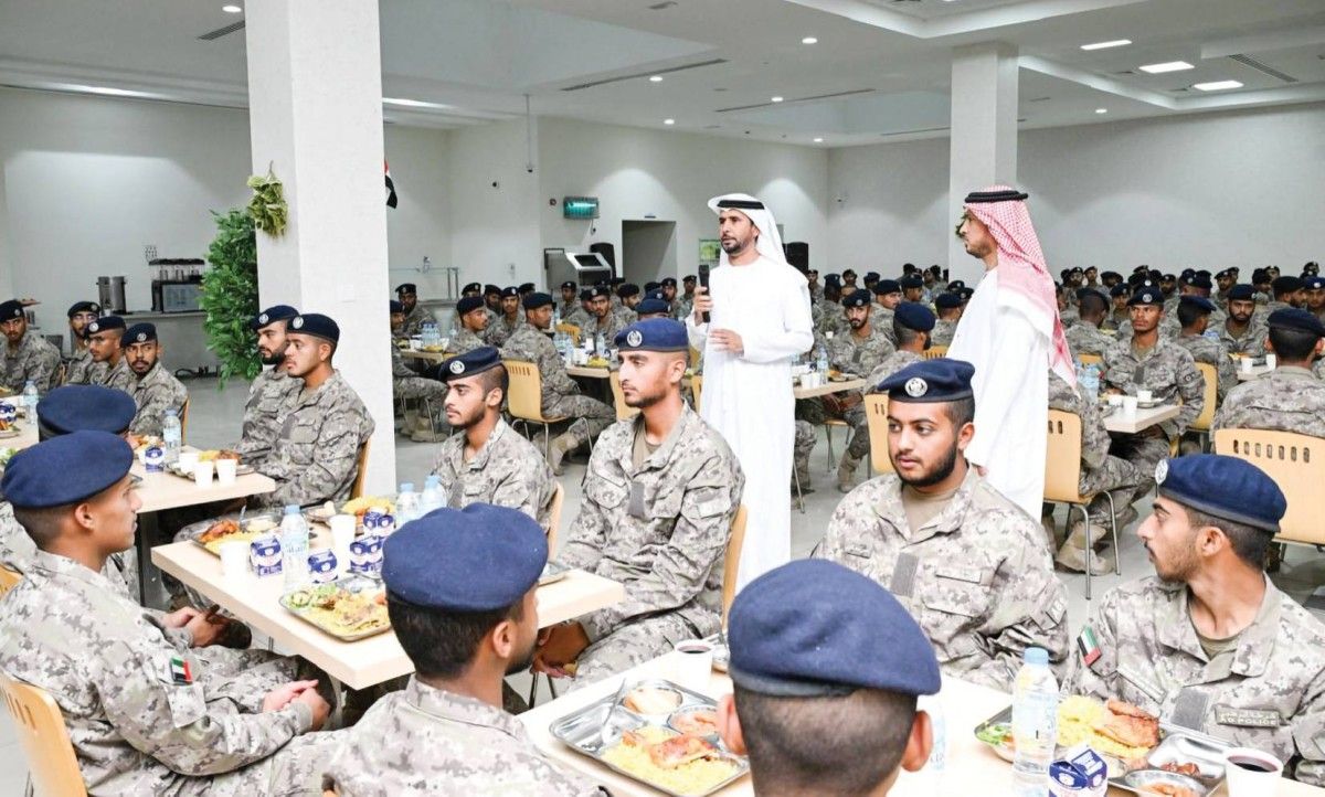 شرطة أبوظبي تشارك مجندي الخدمة الوطنية إفطارهم الرمضاني في إدارة التأهيل