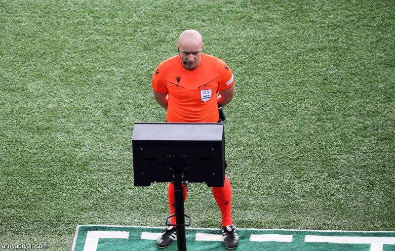 حكم الفيديو يرصد الإنذار الثاني والركنيات في كأس العالم