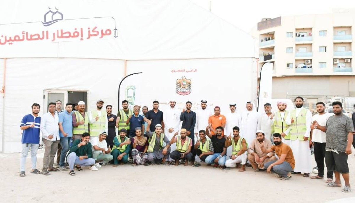 «الموارد البشرية والتوطين» تجسّد قيم التكافل بإفطار الصائمين من العمال