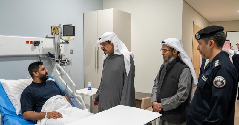 رئيس الوزراء يطمئن على حالة المصابين جراء الهجوم الذي استهدف مطار الكويت 