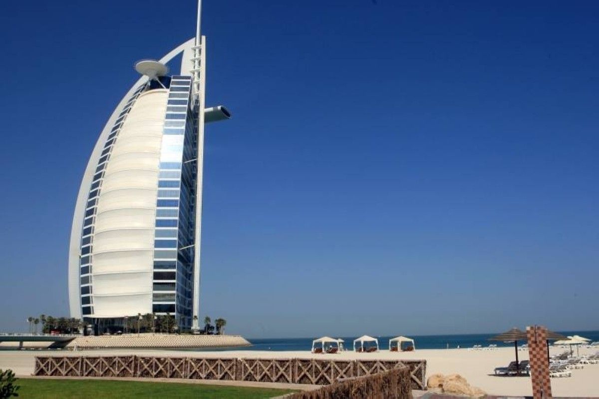 المكتب الإعلامي لحكومة دبي: اعتراض مسيّرة تسببت شظاياها بوقوع حريق محدود بالواجهة الخارجية من فندق برج العرب