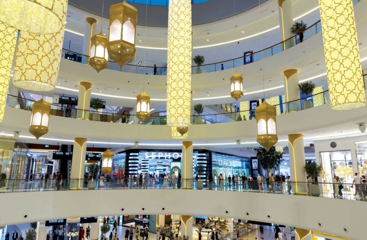 حركة نشطة وإقبال على المراكز التجارية في الإمارات