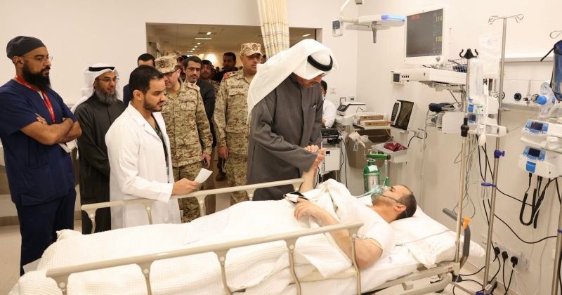 وزير الدفاع يطمئن على الحالة الصحية للمصابين في مستشفى الجهراء