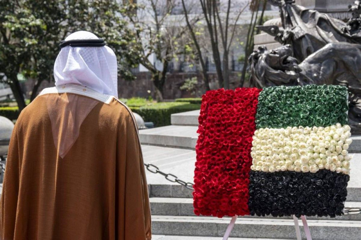 ولي عهد أبوظبي يضع إكليلاً من الزهور أمام النصب التذكاري للاستقلال في العاصمة الإكوادورية كيتو