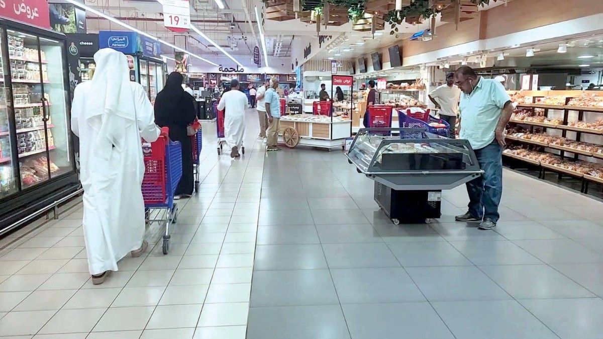 حركة نشطة وإقبال على المراكز التجارية في الإمارات