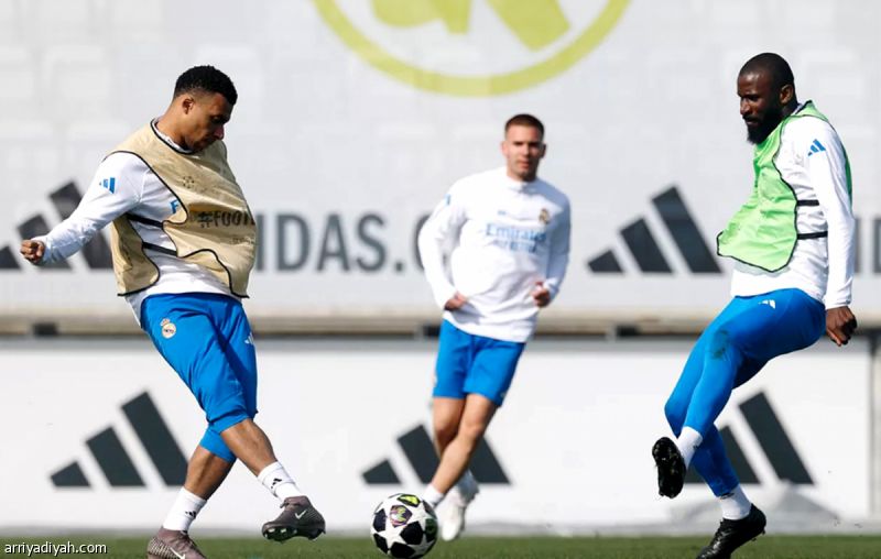 «التواء الركبة» يبعد مبابي عن الريال